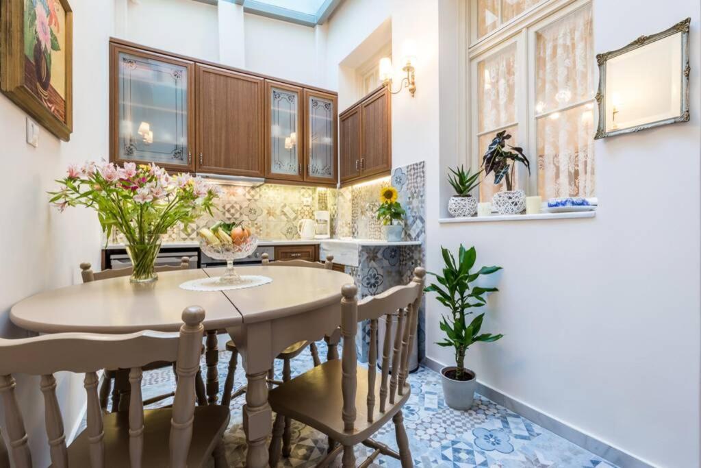Neoclassical Apartment With 2 Bedrooms In Piraeus Pireu Exterior foto